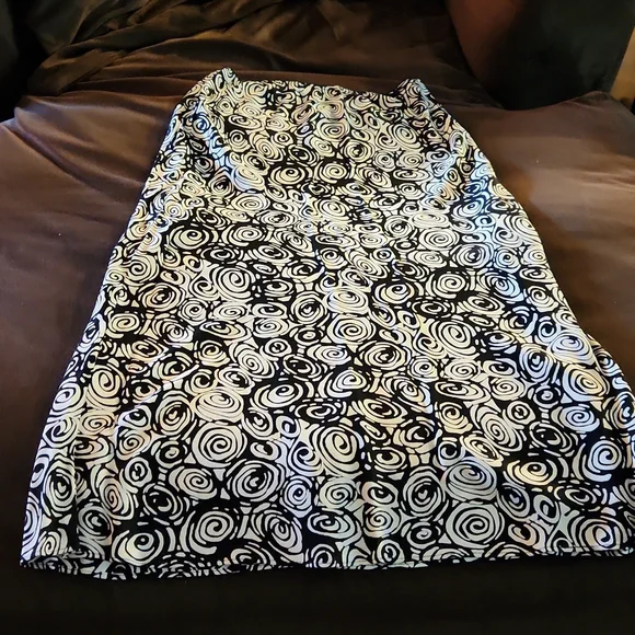 Intriguing threads , Black/ white design Skirt 8 Petite - Picture 1 of 7